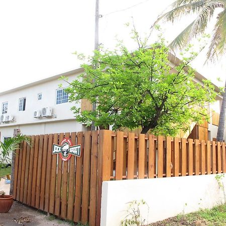 Just Next Door Hostel Treasure Beach Luaran gambar