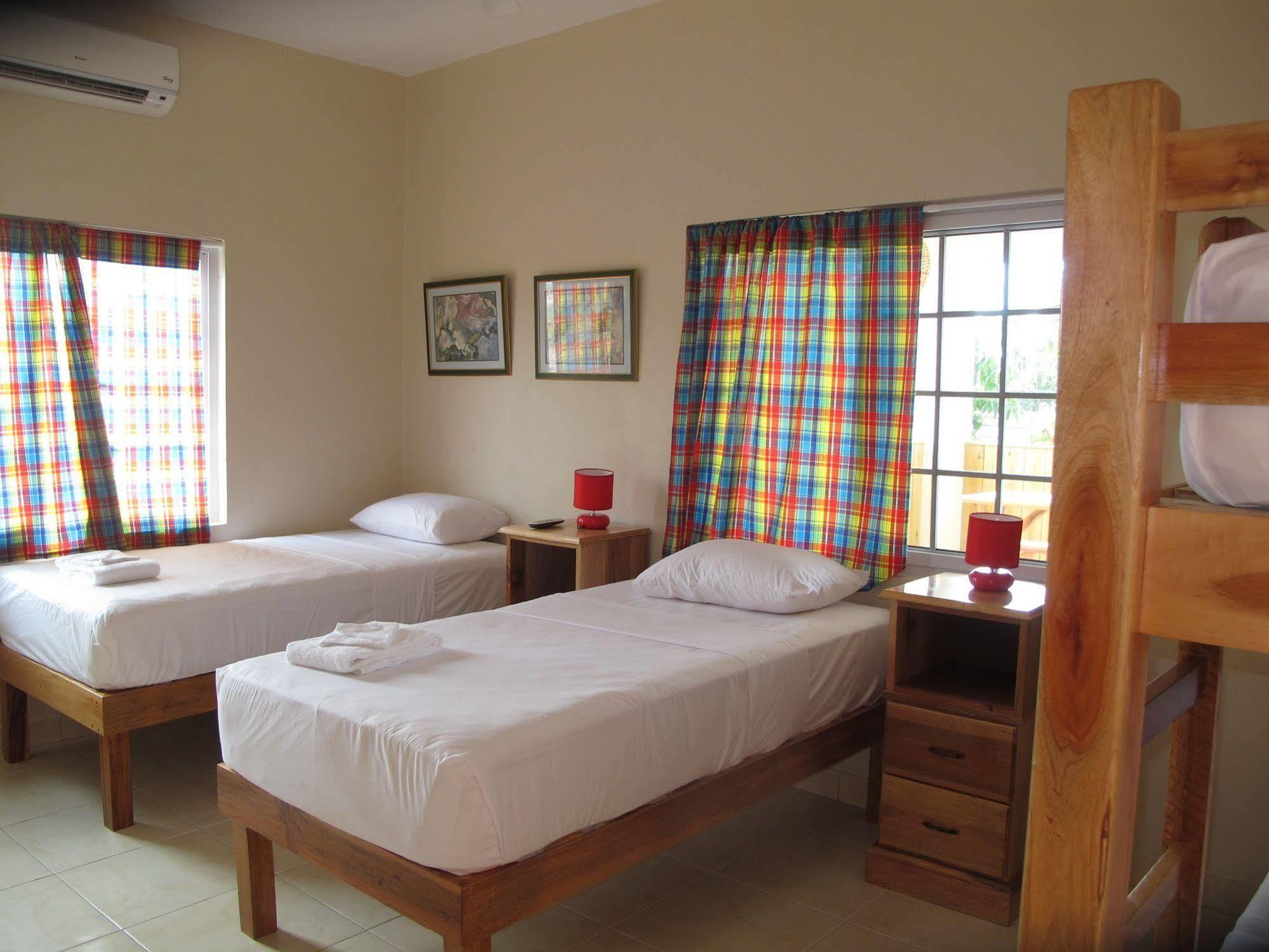 Just Next Door Hostel Treasure Beach Luaran gambar