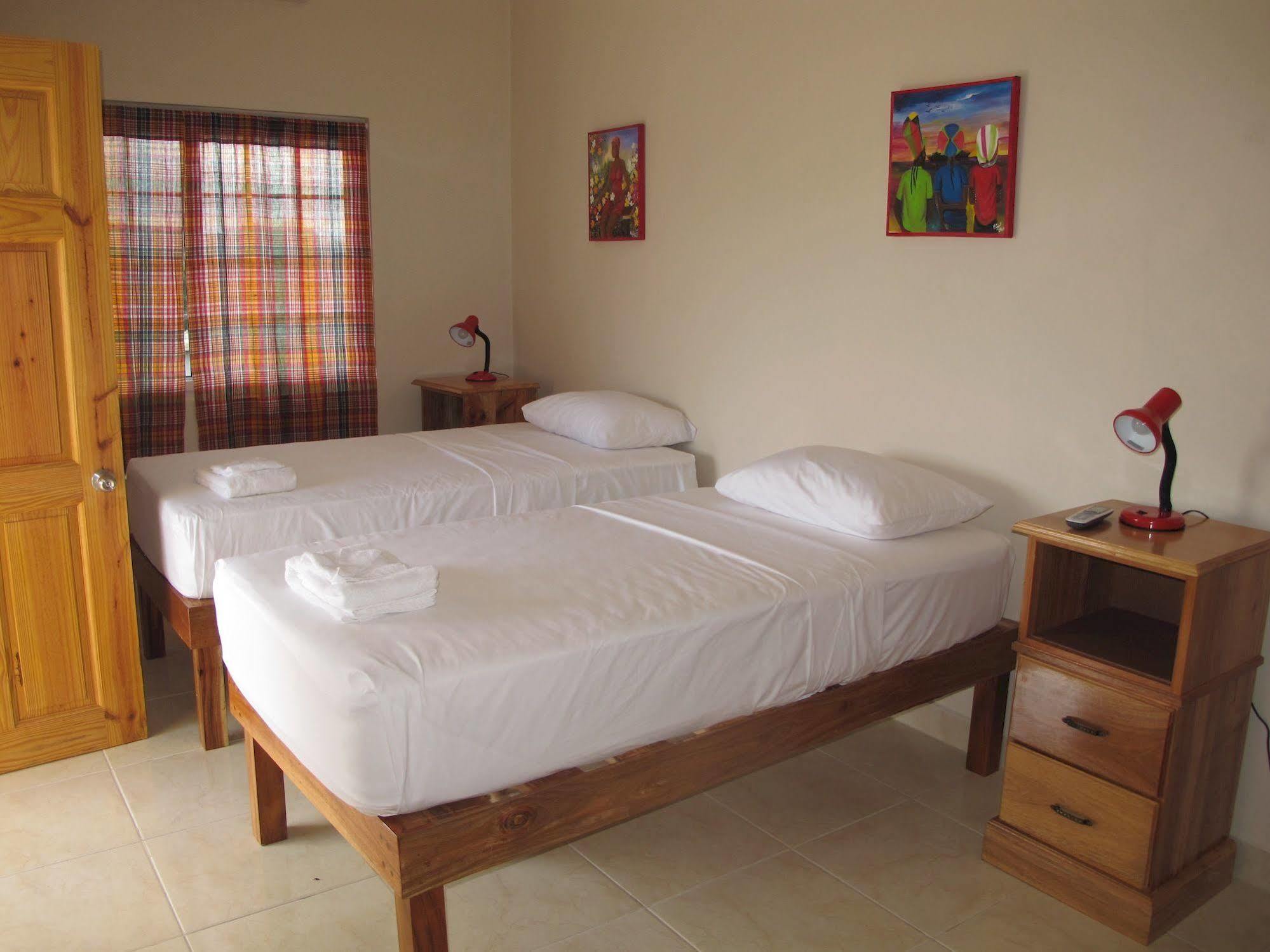 Just Next Door Hostel Treasure Beach Luaran gambar