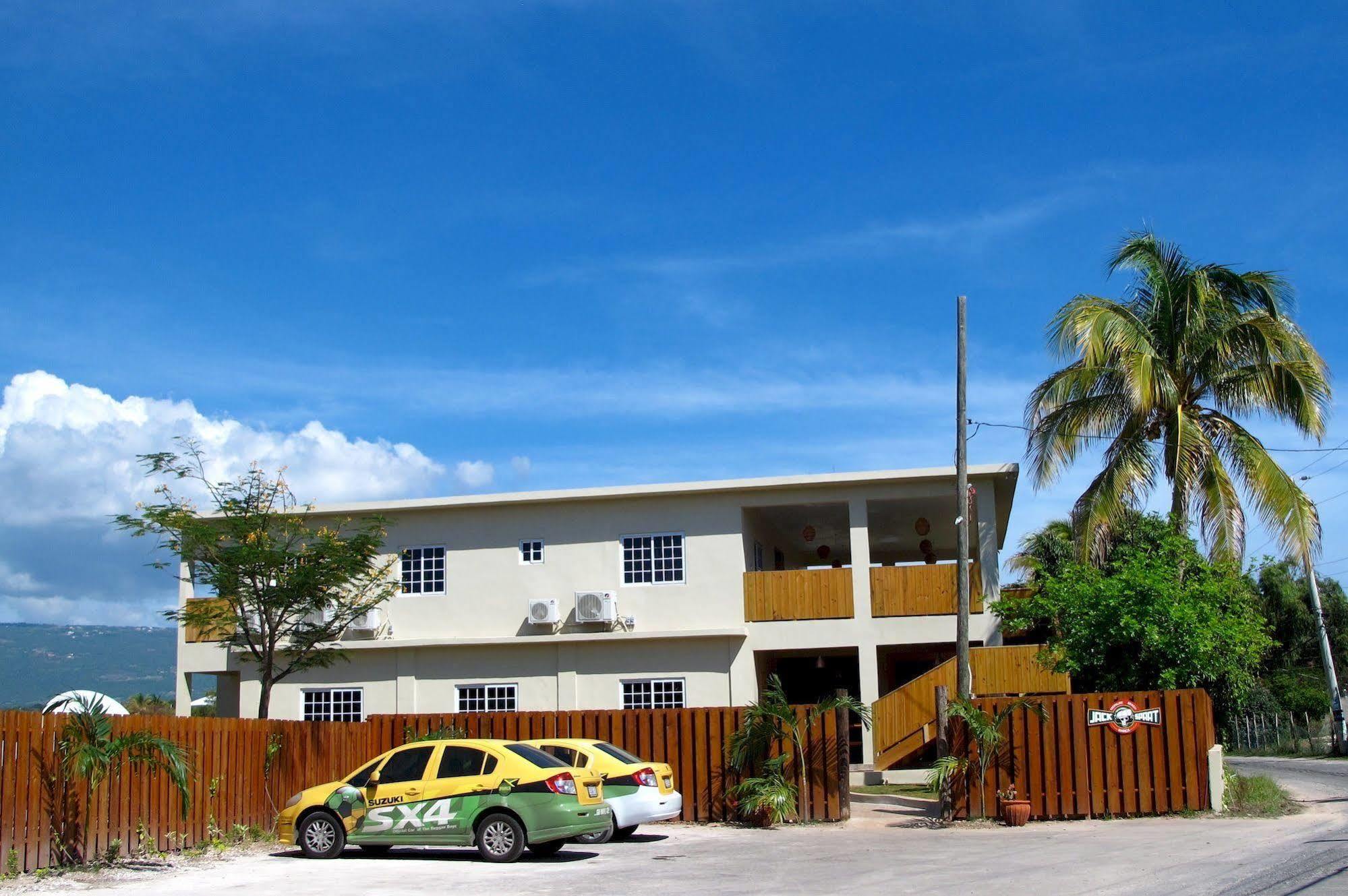 Just Next Door Hostel Treasure Beach Luaran gambar